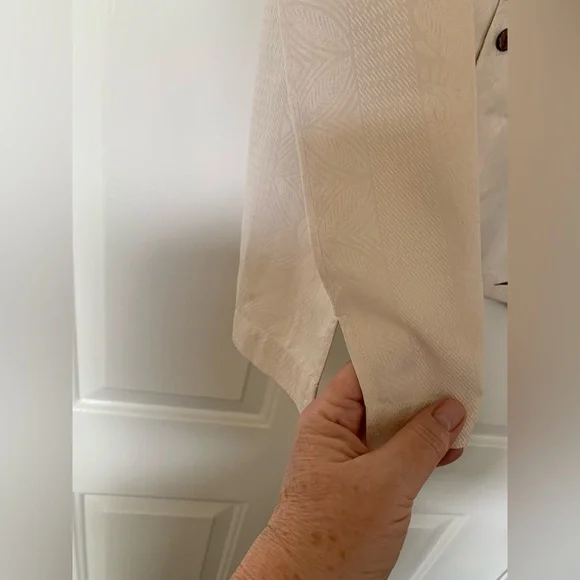 Tommy Bahama Black/Cream Hawaiian 100% Silk Short Sleeve Button Up 🌴 - Picture 7 of 12